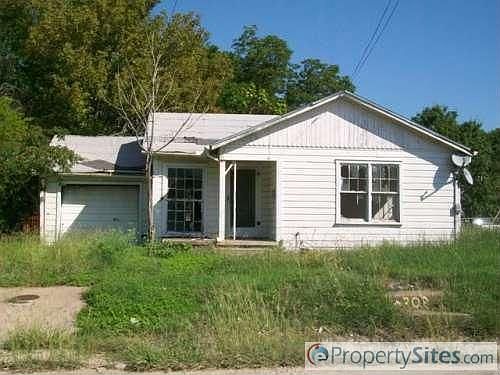 2nd image of 305 Mistletoe St