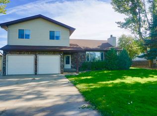 735 30th Ave SW, Dickinson, ND 58601