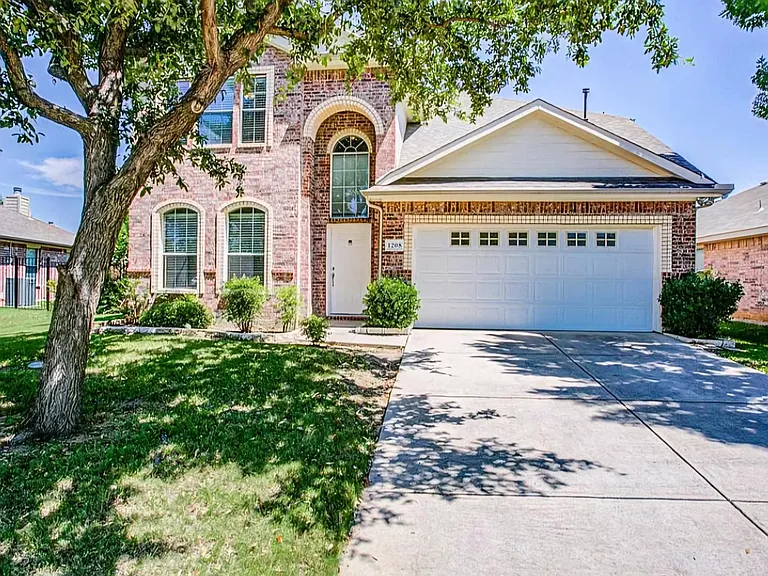 1208 Shamrock Dr — Photo 2