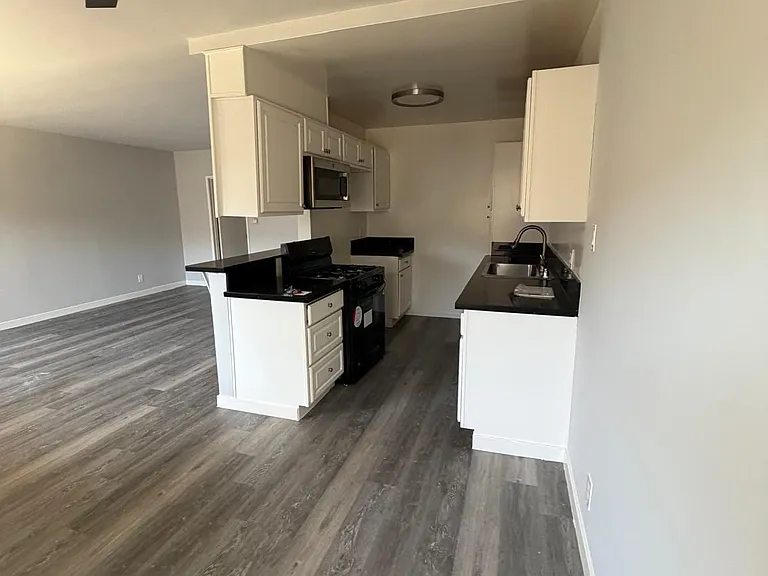 5738 Whitsett Ave. — Photo 10