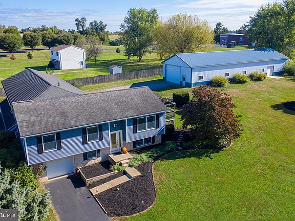 3rd image of 918 Sunrise Ln