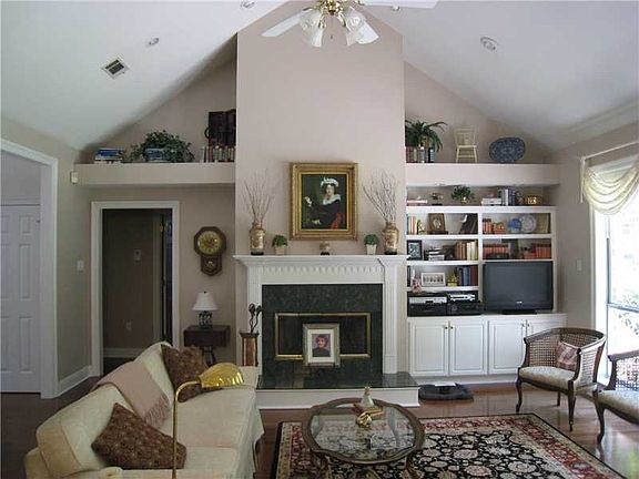 3rd image of 420 Greenleaves Blvd