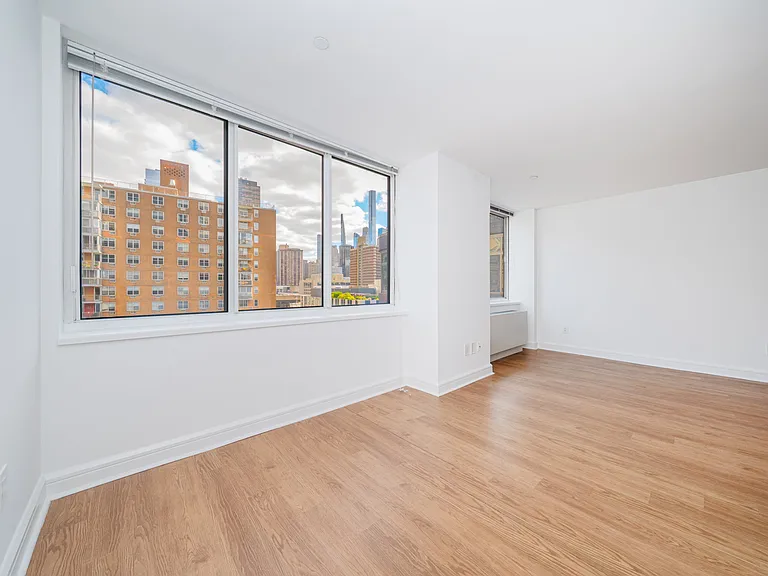 140 Riverside Blvd #721 — Photo 2