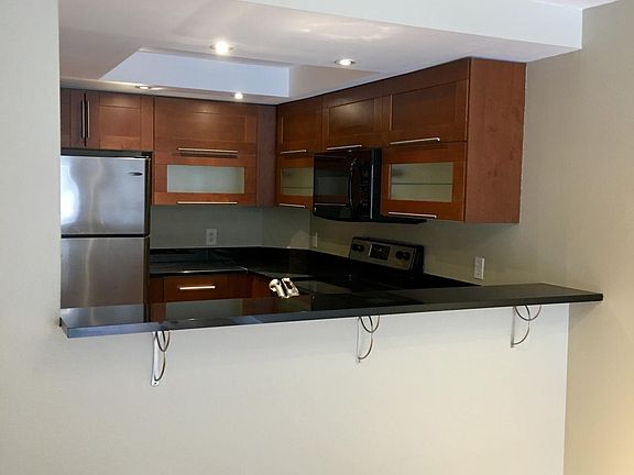 Comtemporary Kitchen - Open layout