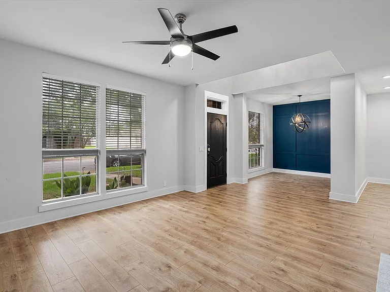 1203 Thackeray Ln — Photo 5