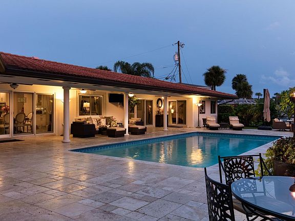 2nd image of 117 Cat Cay Ln