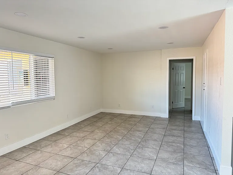 221 E Burnett St #5 — Photo 6