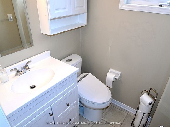 4th image of 1031 Rainbow Cres