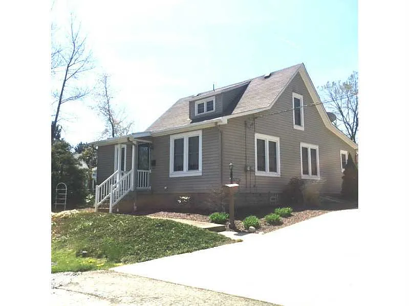 11 Grove Ave photo 1