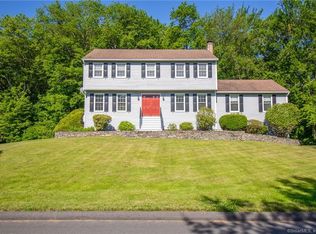 2 Olde Pond Ln, Farmington, CT 06032