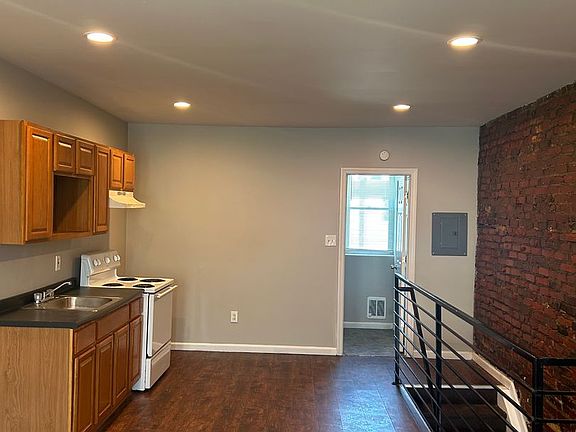 4th image of 1850 Clarence St Floor 2