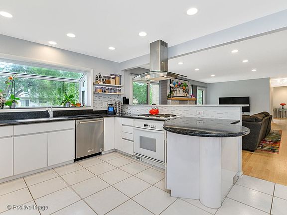 4th image of 4038 Applewood Ln
