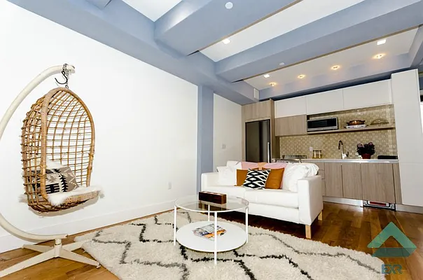 Rented by EXR | media 9