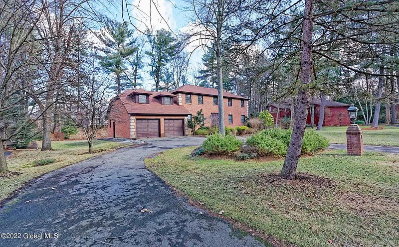 3rd image of 77 Bentwood CT