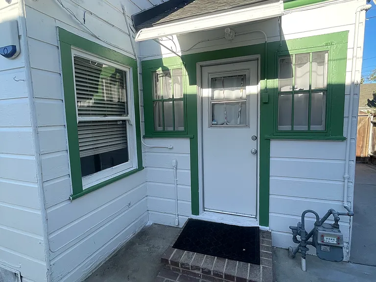2335 N Maroa Ave — Photo 10