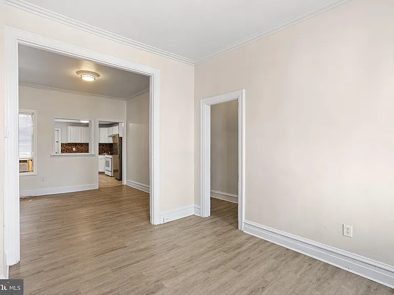 2420 W Jefferson St — Photo 2