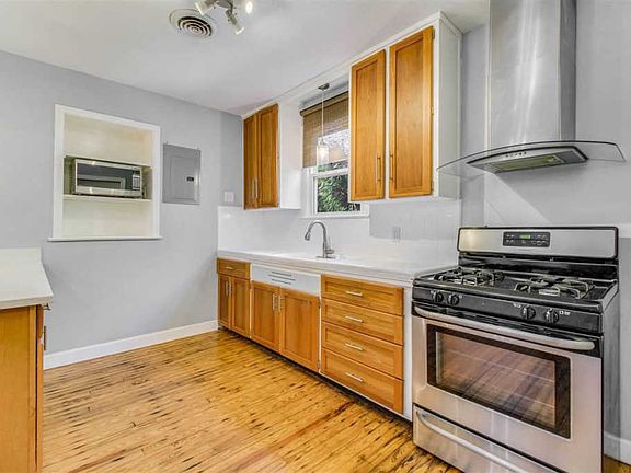 3rd image of 610 W Lee St