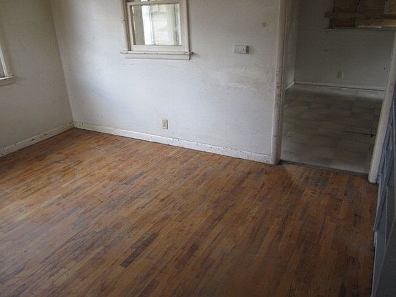 3rd image of 816 E 6th St
