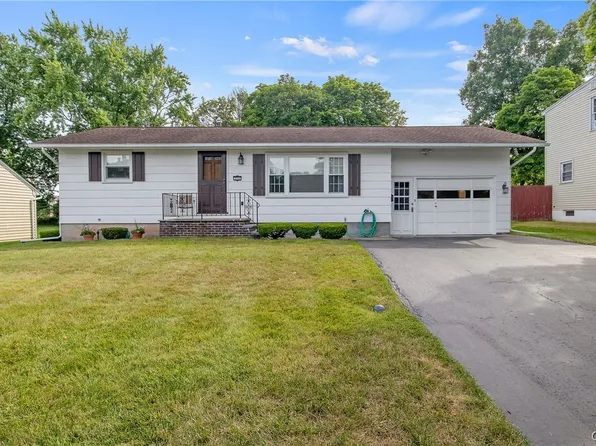 215 Patricia Dr, North Syracuse, NY 13212
