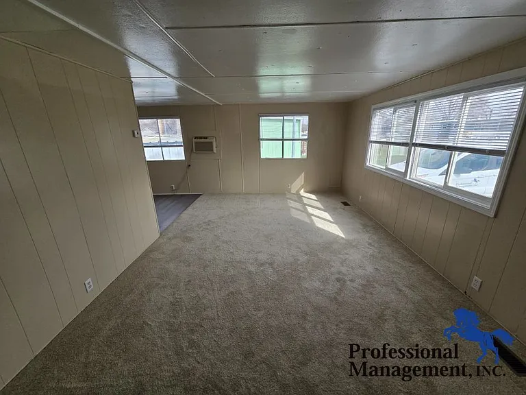 819 Heights Ln — Photo 3