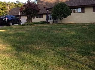 12 Foxglove Rd, Levittown, PA 19056