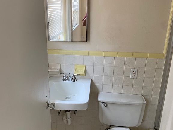 4th image of 4930 Victoria Dr APT 1a