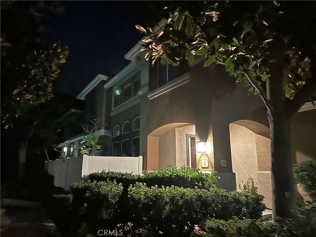 2 bed, 2.5 bath, 1352 sqft, $3,800 — Photo 4