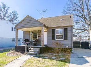 22644 Maxine St, Saint Clair Shores, MI 48080