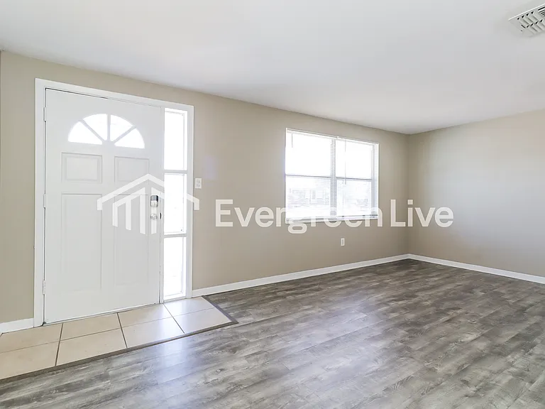 4920 Phoenix Ave — Photo 3