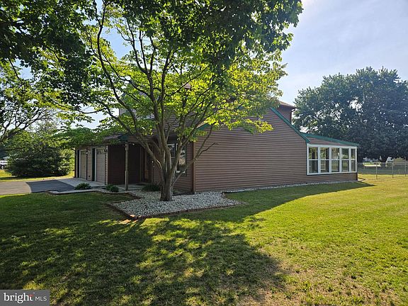 5th image of 16 Lexington Dr