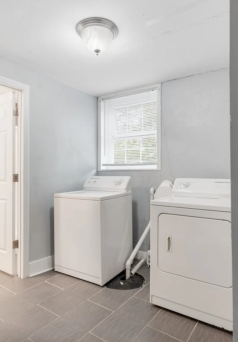 561 Singer Drive - B — Photo 2