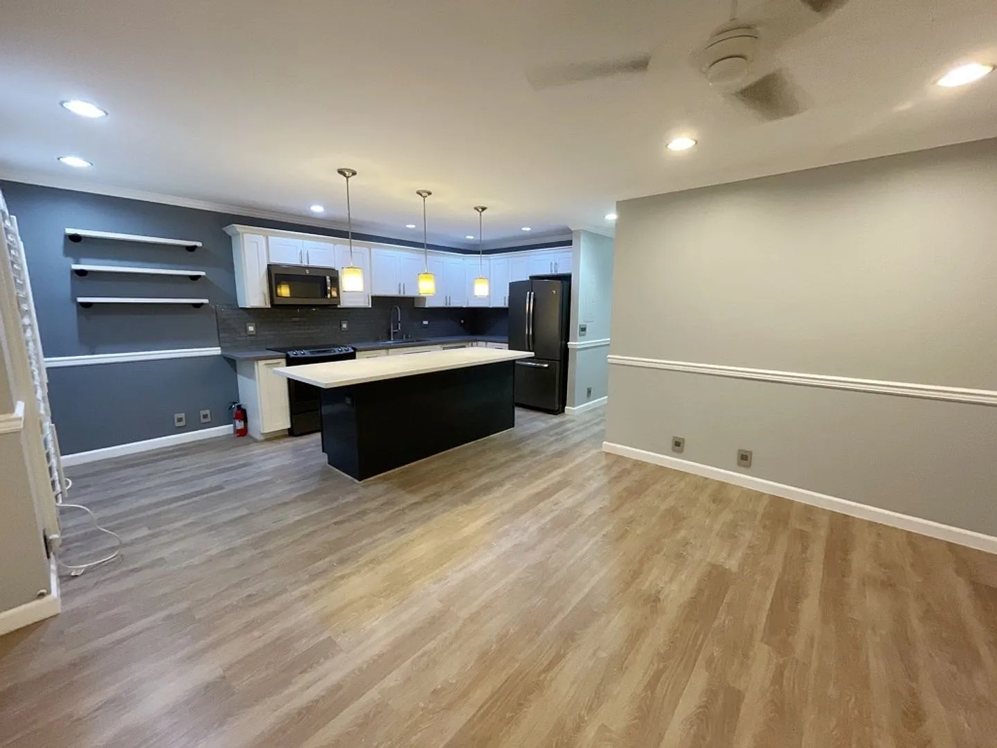 Waipio Gentry 2 bed, 1 bath, 2 parking with modern renovations — Photo 3