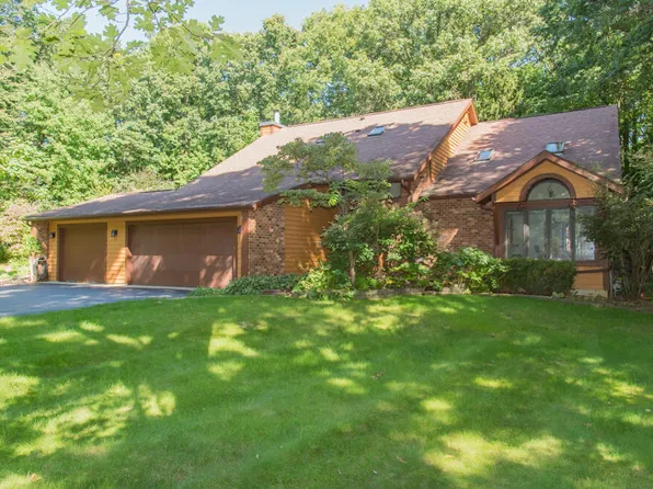 6798 Oak Highlands Dr, Kalamazoo, MI 49009