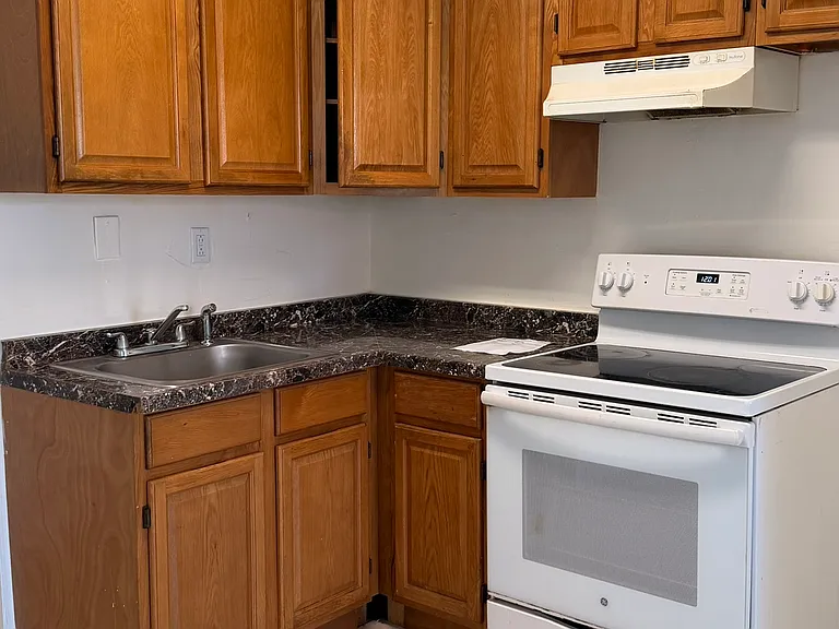 640 SW 9th Ct #11 — Photo 12