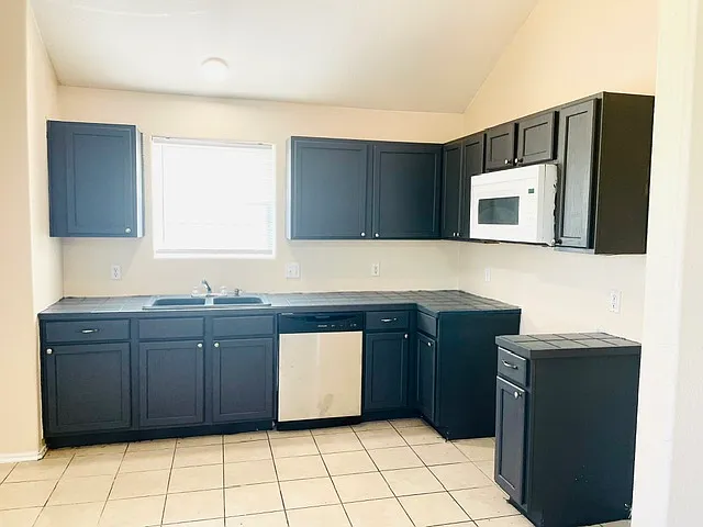 4 bed, 1584 sqft, $1,599 — Photo 3