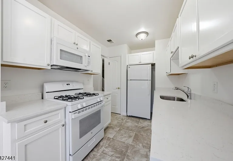 11 Deer Hill Ct — Photo 5