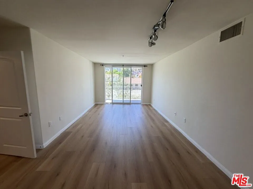 2 bed, 2.0 bath, 1000 sqft, $2,900 — Photo 2