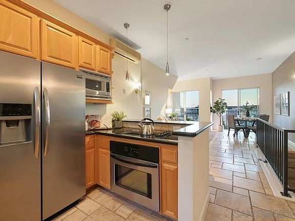 4th image of 1918 Columbia St Unit 10