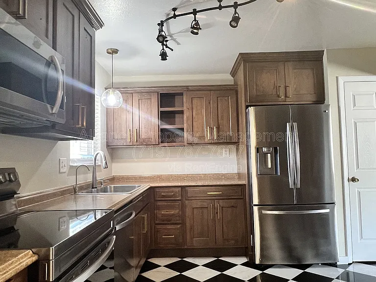 514 Catalina Dr — Photo 9