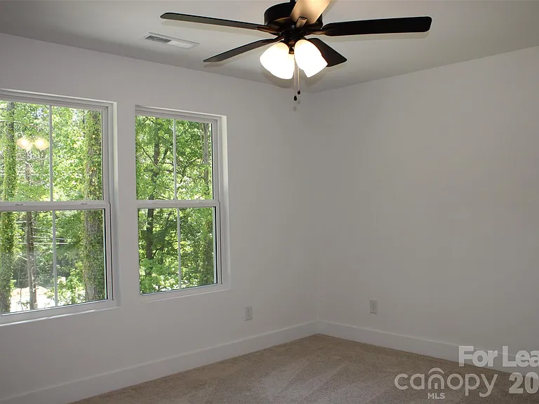562 W Park Ave #A — Photo 12