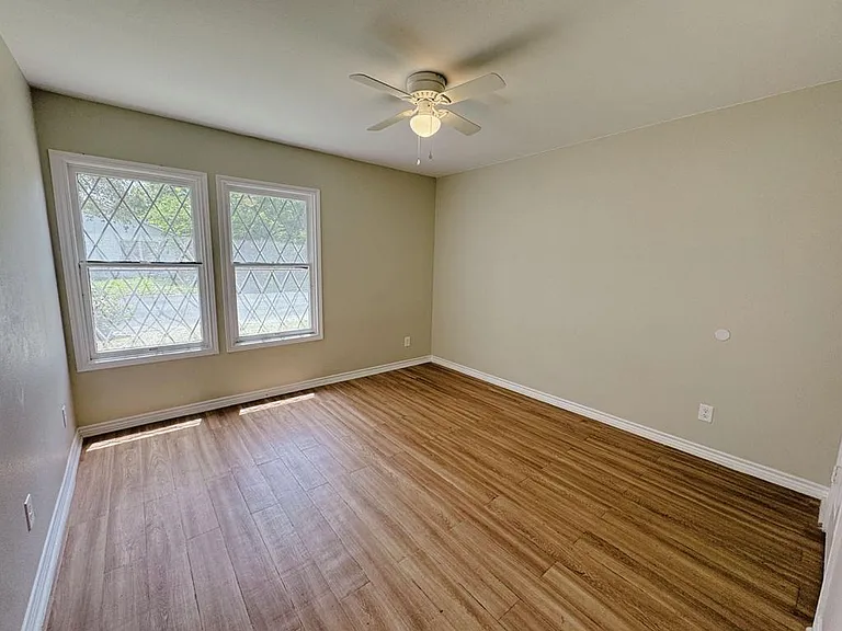 1705 Avondale St — Photo 13