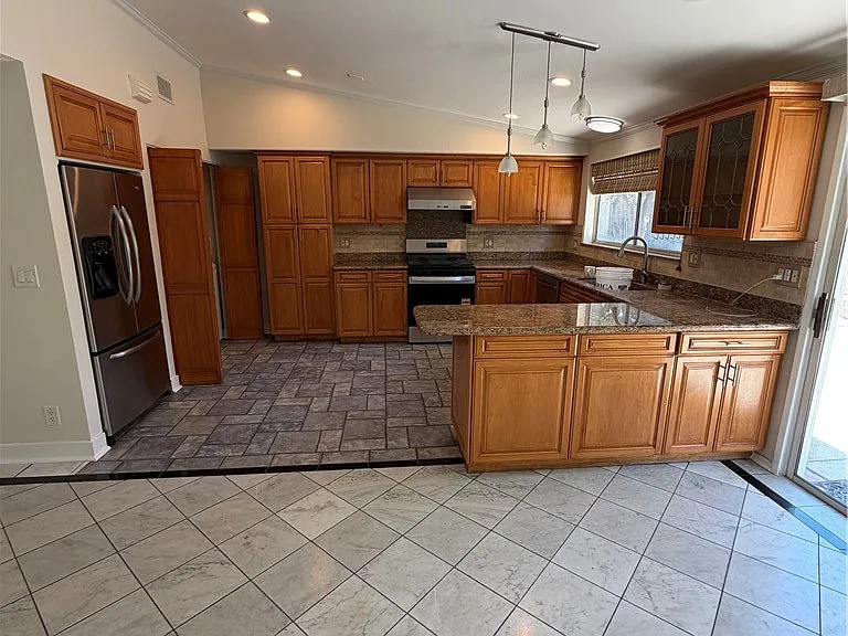 22346 Hartland St — Photo 5