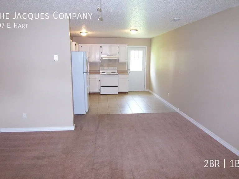 107 E Hart St — Photo 6