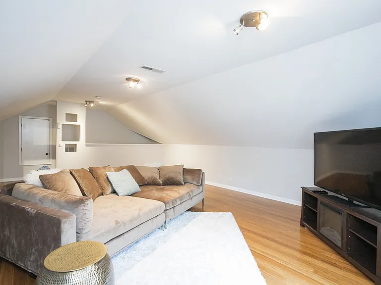 1004 Elmshade Ln — Photo 32