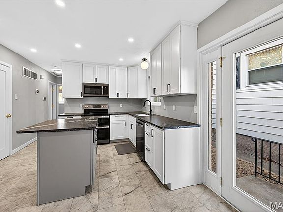 2nd image of 5747 Lansdowne Ave