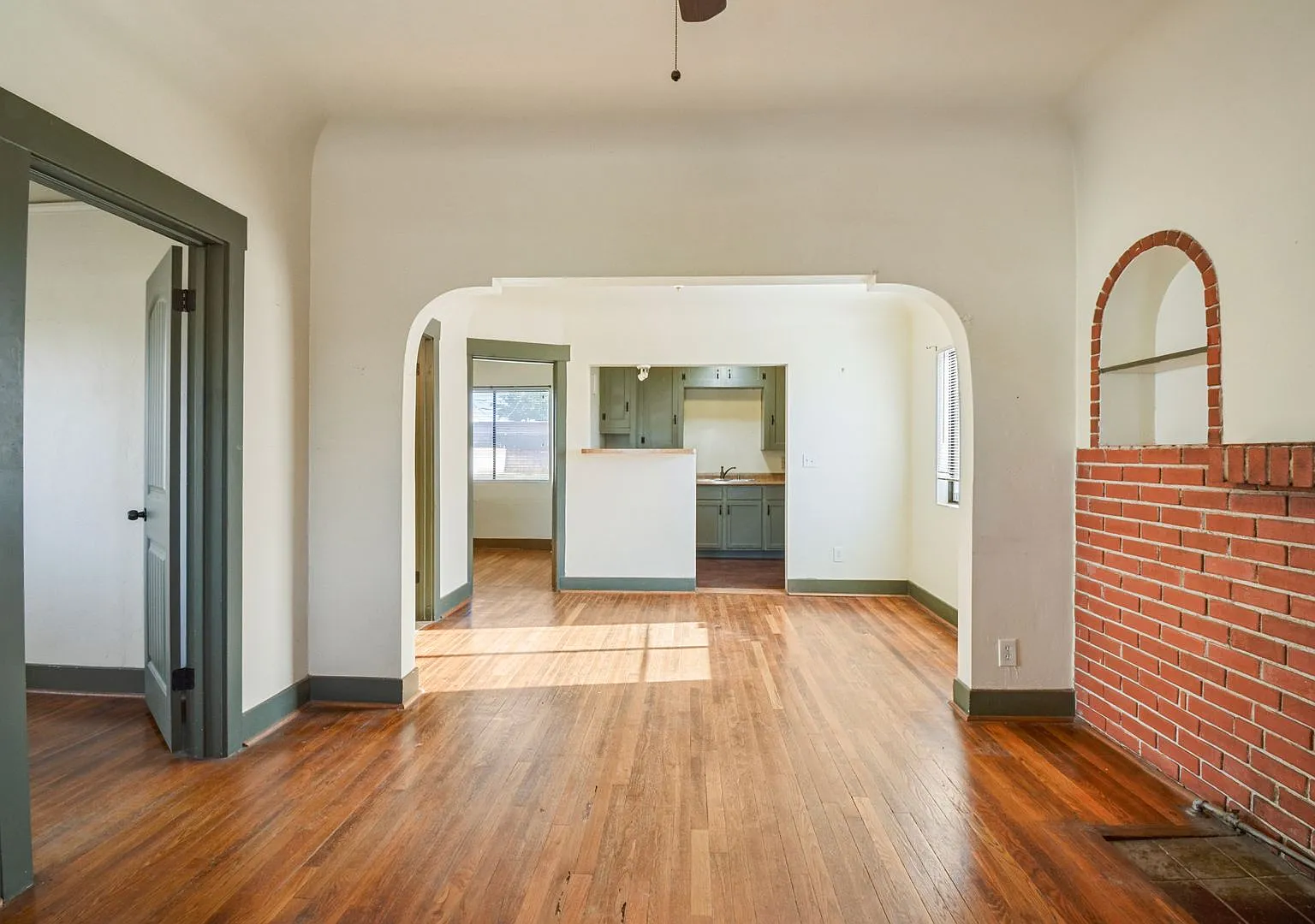 Charming Older Home A/C 3 Bed 2 Bath Wood Floors, Huge Back Yard — Photo 2