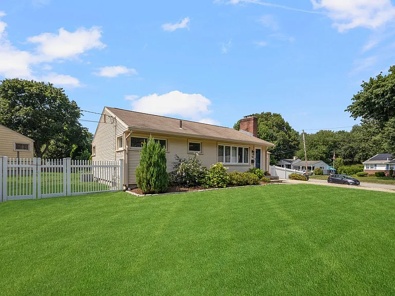 96 Redwood Dr — Photo 32