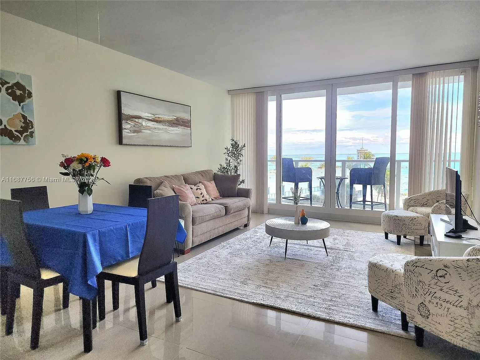 Alexander Towers Condo — Photo 2