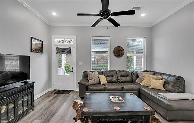 2 bed, 2.0 bath, 1000 sqft, $2,300 — Photo 2