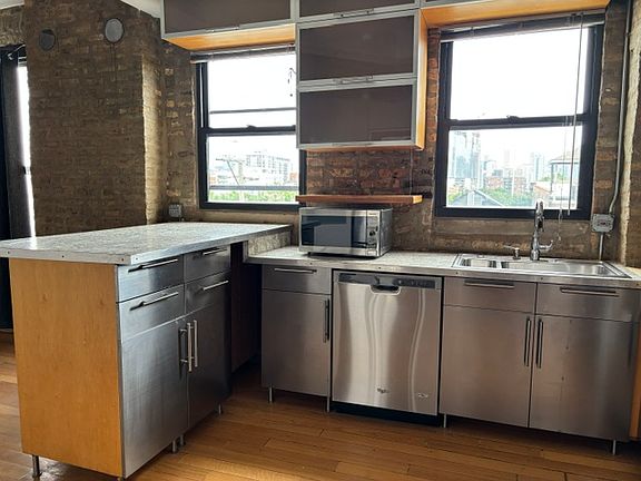 2nd image of 1151 W Erie St APT 3F